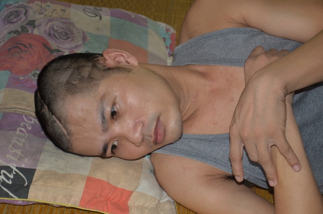 Cha bị tai nạn nằm liệt giường, đến giờ này hai con chưa có sách vở đi học - 5 Cha bị tai nạn nằm liệt giường, đến giờ này hai con chưa có sách vở đi học - 5
