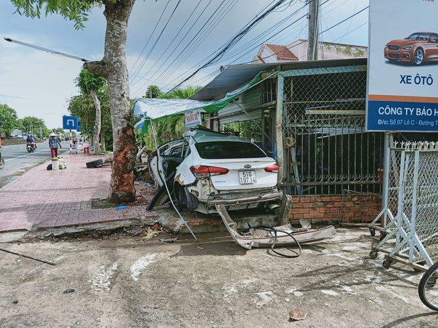 Thông tin thêm về vụ tai nạn 3 người văng ra khỏi ô tô - 1 Thông tin thêm về vụ tai nạn 3 người văng ra khỏi ô tô - 1