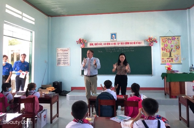 Quỹ học bổng Vừ A Dính hỗ trợ xây “trường đẹp cho em” ở Bình Định - 2 Quỹ học bổng Vừ A Dính hỗ trợ xây “trường đẹp cho em” ở Bình Định - 2