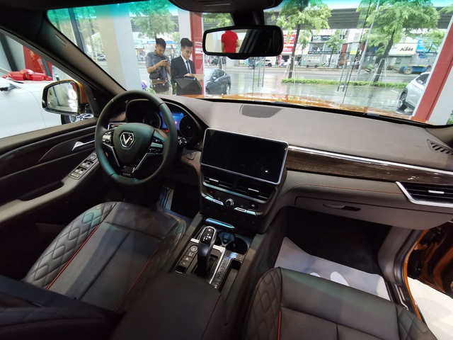VinFast President về đại lý, khách có trải nghiệm mới trước khi xuống tiền - 5 VinFast President về đại lý, khách có trải nghiệm mới trước khi xuống tiền - 5
