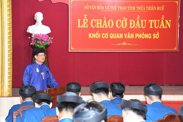 Thích thú hình ảnh cán bộ Sở vận áo dài khăn đóng xưa đi làm ngày đầu tuần - 8 Thích thú hình ảnh cán bộ Sở vận áo dài khăn đóng xưa đi làm ngày đầu tuần - 8