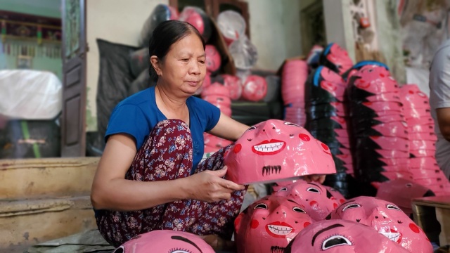 Làng nghề sản xuất đồ chơi trung thu ảm đạm vì dịch Covid-19 - 2 Làng nghề sản xuất đồ chơi trung thu ảm đạm vì dịch Covid-19 - 2