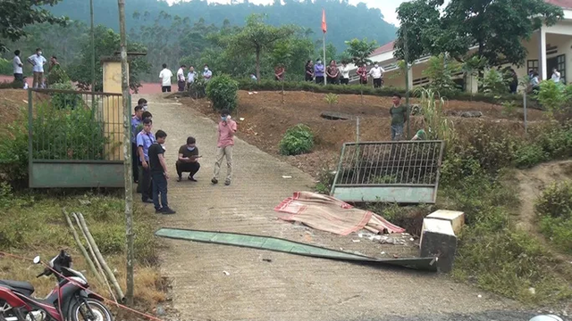 Vụ cổng trường đổ đè chết 3 học sinh: Hiệu trưởng nói gì? - 2 Vụ cổng trường đổ đè chết 3 học sinh: Hiệu trưởng nói gì? - 2