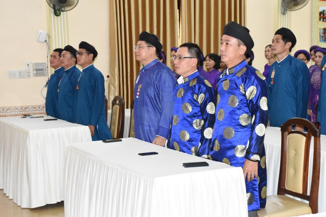 Thích thú hình ảnh cán bộ Sở vận áo dài khăn đóng xưa đi làm ngày đầu tuần - 5 Thích thú hình ảnh cán bộ Sở vận áo dài khăn đóng xưa đi làm ngày đầu tuần - 5
