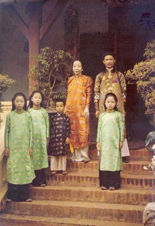 Thích thú hình ảnh cán bộ Sở vận áo dài khăn đóng xưa đi làm ngày đầu tuần - 12 Thích thú hình ảnh cán bộ Sở vận áo dài khăn đóng xưa đi làm ngày đầu tuần - 12