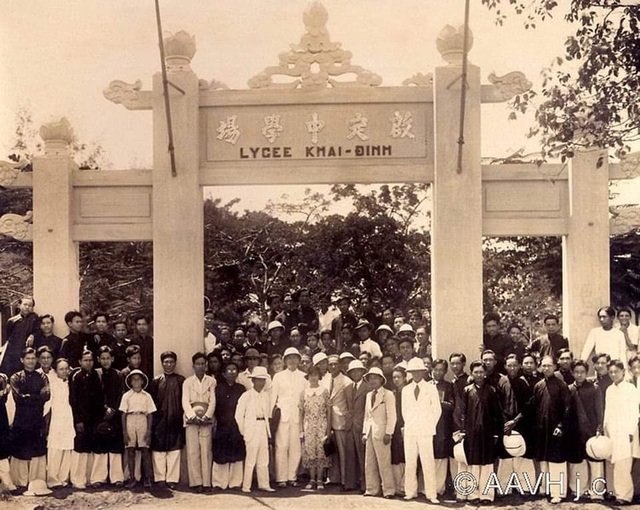 Thích thú hình ảnh cán bộ Sở vận áo dài khăn đóng xưa đi làm ngày đầu tuần - 14 Thích thú hình ảnh cán bộ Sở vận áo dài khăn đóng xưa đi làm ngày đầu tuần - 14