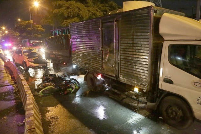 Ô tô 7 chỗ lao vào dòng phương tiện đang dừng đèn đỏ - 1 Ô tô 7 chỗ lao vào dòng phương tiện đang dừng đèn đỏ - 1