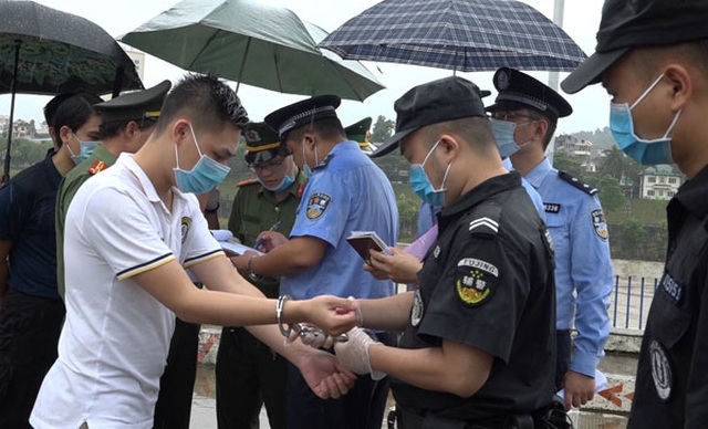Trao trả Trung Quốc 15 người nhập cảnh trái phép vào Việt Nam - 1