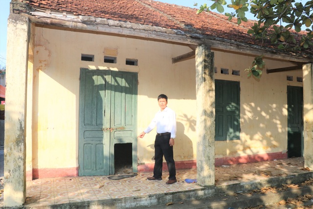 Trường “chờ sập” phải chuyển, phụ huynh vẫn mong con ở lại học lớp ẩm thấp - 3 Trường “chờ sập” phải chuyển, phụ huynh vẫn mong con ở lại học lớp ẩm thấp - 3