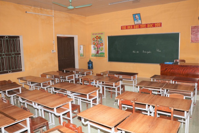 Trường “chờ sập” phải chuyển, phụ huynh vẫn mong con ở lại học lớp ẩm thấp - 8 Trường “chờ sập” phải chuyển, phụ huynh vẫn mong con ở lại học lớp ẩm thấp - 8