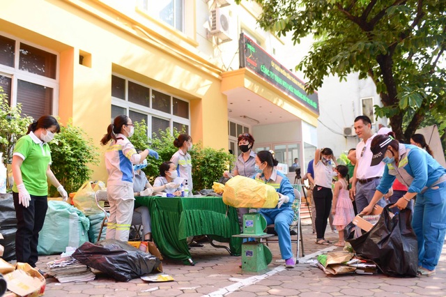Người Hà Nội cuối tuần đi đổi rác lấy quà tặng - 3 Người Hà Nội cuối tuần đi đổi rác lấy quà tặng - 3