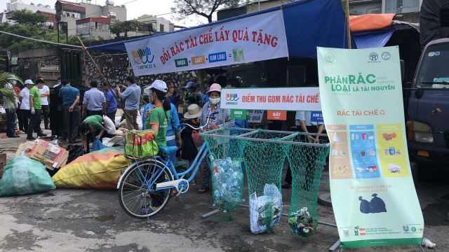 Người Hà Nội cuối tuần đi đổi rác lấy quà tặng - 1 Người Hà Nội cuối tuần đi đổi rác lấy quà tặng - 1