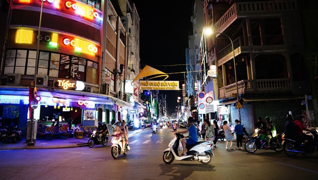 Tay Bui Vien Street opened its doors and waited for visitors after a month of Covid-19-1 vacation