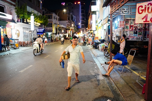 Tay Bui Vien Street opened its doors and waited for guests after a month of Covid-19-12