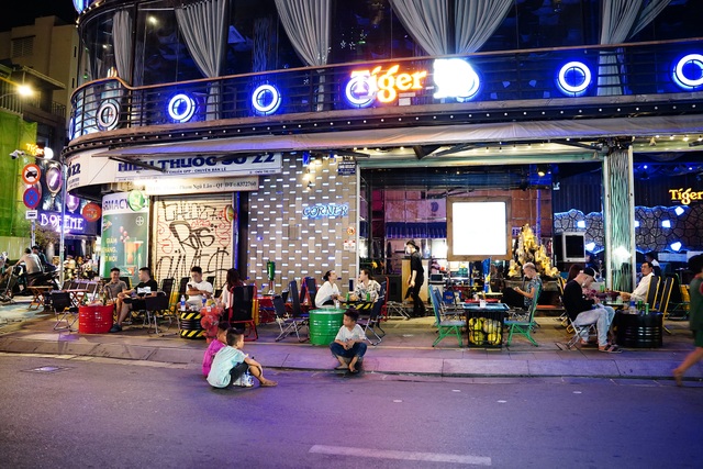 Tay Bui Vien Street opened its doors to wait for guests after a month of Covid-19-15