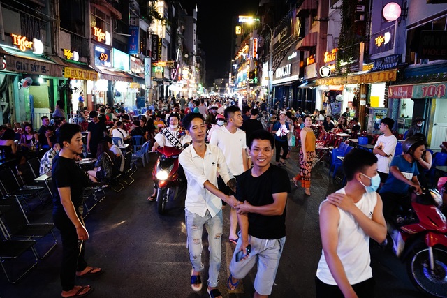 Tay Bui Vien Street opened its doors and awaited visitors after a month of Covid-19-4 license