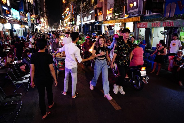 Tay Bui Vien Street opened and waited for guests after a month of Covid-19-5