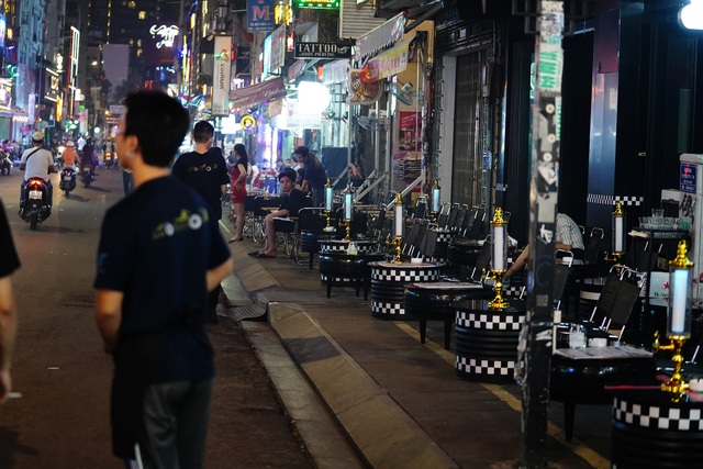 Tay Bui Vien Street opened its doors to wait for guests after a month of Covid-19-6