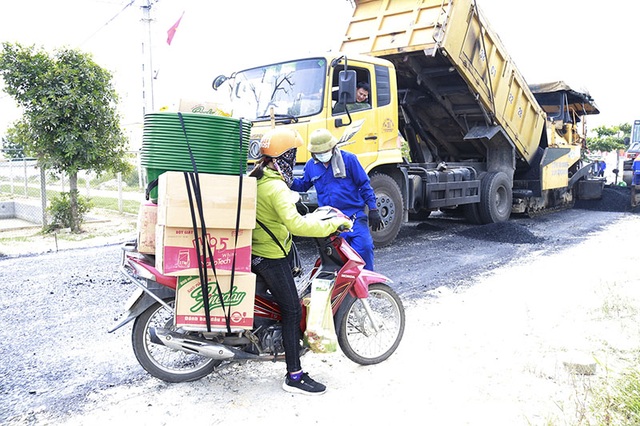 Hà Tĩnh: Dân bức xúc phản ánh nhà thầu rải thảm nhựa trên rơm rạ - 7 Hà Tĩnh: Dân bức xúc phản ánh nhà thầu rải thảm nhựa trên rơm rạ - 7