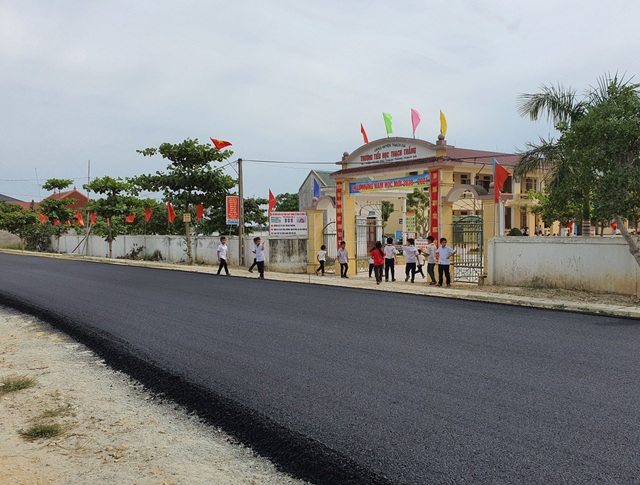 Hà Tĩnh: Dân bức xúc phản ánh nhà thầu rải thảm nhựa trên rơm rạ - 4 Hà Tĩnh: Dân bức xúc phản ánh nhà thầu rải thảm nhựa trên rơm rạ - 4