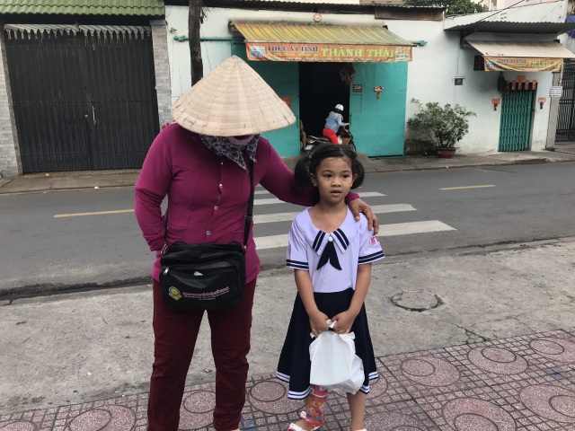 Người bán vé số cắt giảm chi tiêu, vay mượn tiền cho con đi học - 2 Người bán vé số cắt giảm chi tiêu, vay mượn tiền cho con đi học - 2
