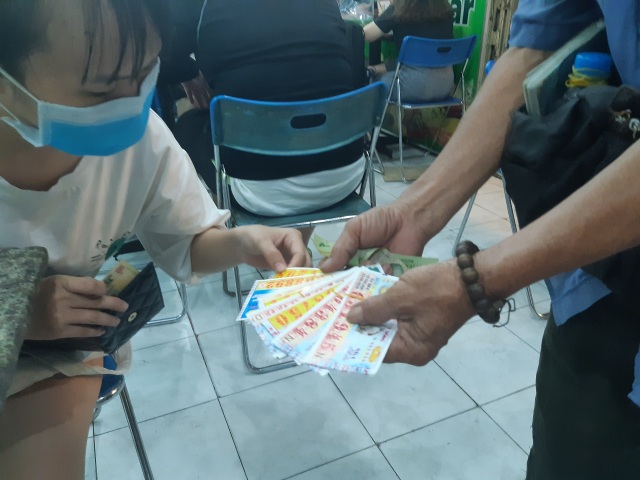 Người bán vé số cắt giảm chi tiêu, vay mượn tiền cho con đi học - 4 Người bán vé số cắt giảm chi tiêu, vay mượn tiền cho con đi học - 4