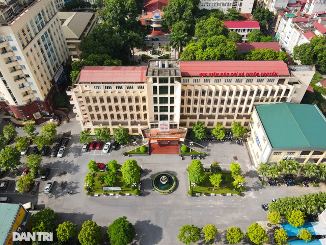 Đoạn đường dài 1km “cõng” đến 7 trường đại học, cao đẳng ở Hà Nội - 12 Đoạn đường dài 1km “cõng” đến 7 trường đại học, cao đẳng ở Hà Nội - 12