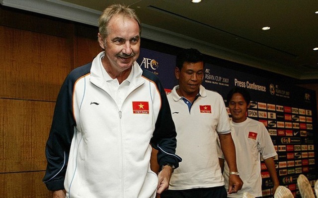 Coach Alfred Riedl's mark with Vietnamese football - 1