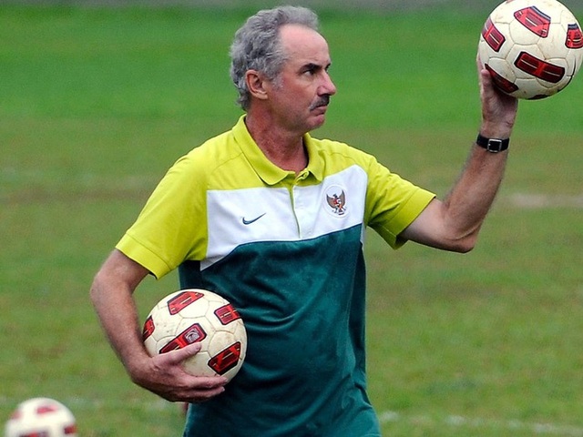 Indonesian soccer world shocked to learn that coach Alfred Riedl has passed away - 1