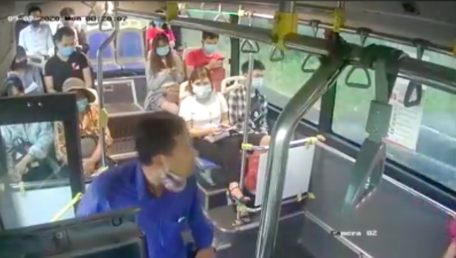 Bị nhắc đeo khẩu trang, người đàn ông phun nước bọt vào phụ xe buýt - 1 Bị nhắc đeo khẩu trang, người đàn ông phun nước bọt vào phụ xe buýt - 1