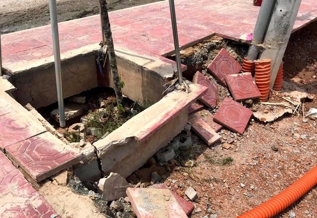 Vỉa hè con đường chục tỷ mới làm xong đã sụt lún, sạt lở nghiêm trọng - 8 Vỉa hè con đường chục tỷ mới làm xong đã sụt lún, sạt lở nghiêm trọng - 8
