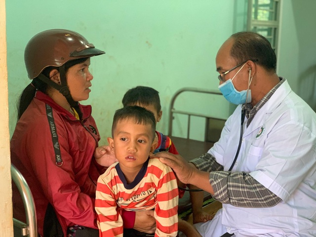 Bác sỹ chống hủ tục cứu sống nhiều đứa trẻ trên vùng cao - 3 Bác sỹ chống hủ tục cứu sống nhiều đứa trẻ trên vùng cao - 3