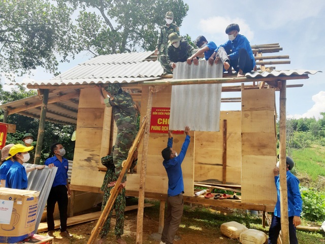 Tỉnh Đoàn tặng quà hỗ trợ các chốt biên phòng trên biên giới Việt – Lào - 4 Tỉnh Đoàn tặng quà hỗ trợ các chốt biên phòng trên biên giới Việt – Lào - 4