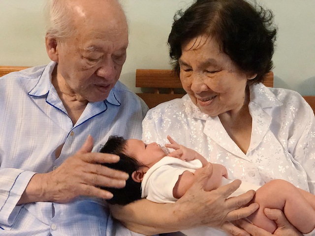 Siêu mẫu Hà Anh: Ông là tình yêu, là ngọn lửa gắn kết gia đình chúng tôi - 5 Siêu mẫu Hà Anh: Ông là tình yêu, là ngọn lửa gắn kết gia đình chúng tôi - 5