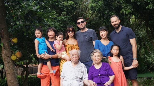 Siêu mẫu Hà Anh: Ông là tình yêu, là ngọn lửa gắn kết gia đình chúng tôi - 6 Siêu mẫu Hà Anh: Ông là tình yêu, là ngọn lửa gắn kết gia đình chúng tôi - 6