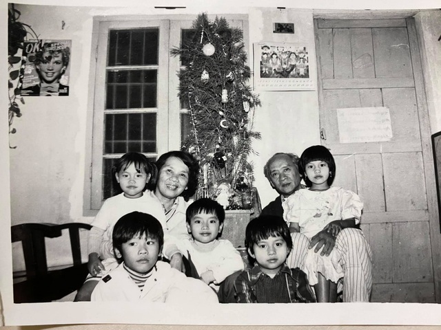 Siêu mẫu Hà Anh: Ông là tình yêu, là ngọn lửa gắn kết gia đình chúng tôi - 4 Siêu mẫu Hà Anh: Ông là tình yêu, là ngọn lửa gắn kết gia đình chúng tôi - 4