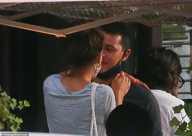 Katie Holmes tình tứ hôn bạn trai trẻ - 1 Katie Holmes tình tứ hôn bạn trai trẻ - 1