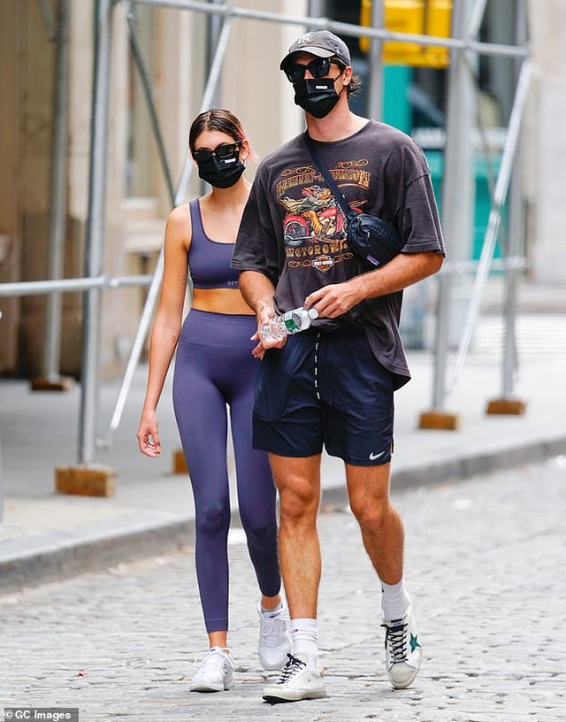 Kendall Jenner khoe eo nhỏ xíu trên phố - 8 Kendall Jenner khoe eo nhỏ xíu trên phố - 8