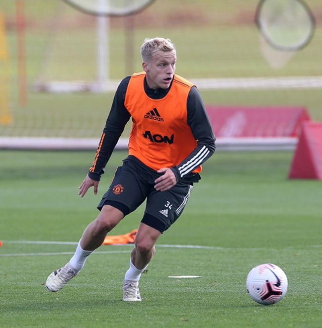 Van De Beek tràn đầy hưng phấn trong buổi tập đầu với Man Utd - 4 Van De Beek tràn đầy hưng phấn trong buổi tập đầu với Man Utd - 4