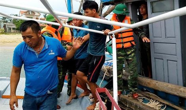 Cứu kịp thời 4 ngư dân chìm tàu trên biển lúc đêm khuya - 1 Cứu kịp thời 4 ngư dân chìm tàu trên biển lúc đêm khuya - 1
