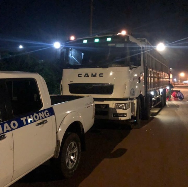 CSGT Đồng Nai ra quân xử lý xe quá tải lộng hành đêm khuya - 1 CSGT Đồng Nai ra quân xử lý xe quá tải lộng hành đêm khuya - 1
