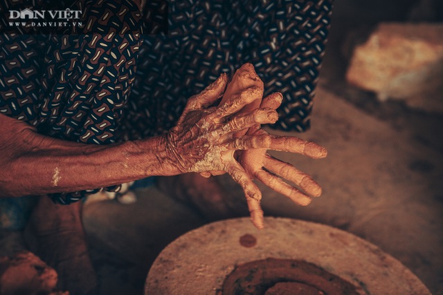 Làng nghề lâu đời, dân quanh năm chỉ nặn đất ra thứ nồi mong manh gây thương nhớ - 4 Làng nghề lâu đời, dân quanh năm chỉ nặn đất ra thứ nồi mong manh gây thương nhớ - 4