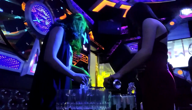 Cảnh nam nữ nườm nượp trong quán karaoke mặc Hà Nội chưa gỡ lệnh cấm - 2
