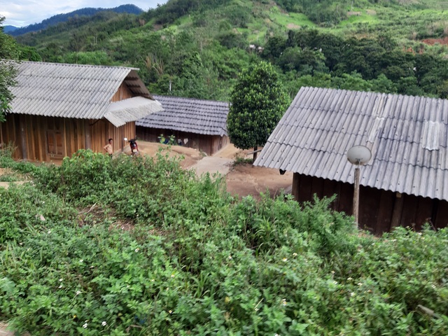 Tiểu đội dân quân thường trực nơi biên giới giúp dân phát triển kinh tế - 6 Tiểu đội dân quân thường trực nơi biên giới giúp dân phát triển kinh tế - 6