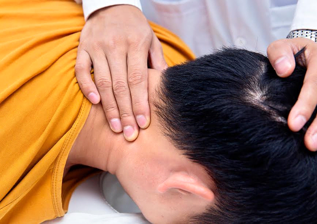 Bấm huyệt liệu pháp thần kinh điều trị đau mỏi vai gáy - 1 Bấm huyệt liệu pháp thần kinh điều trị đau mỏi vai gáy - 1