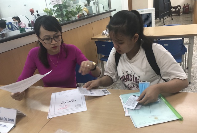 Trường ĐH Ngân hàng TPHCM tăng điểm sàn xét điểm thi tốt nghiệp THPT - 1 Trường ĐH Ngân hàng TPHCM tăng điểm sàn xét điểm thi tốt nghiệp THPT - 1