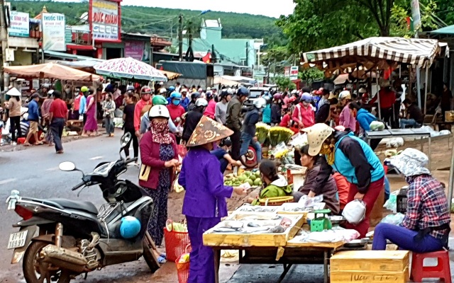 Thu tiền bán nốt ở chợ tự phát tiềm ẩn hiểm hoạ giao thông khôn lường - 3 Thu tiền bán nốt ở chợ tự phát tiềm ẩn hiểm hoạ giao thông khôn lường - 3
