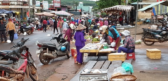 Thu tiền bán nốt ở chợ tự phát tiềm ẩn hiểm hoạ giao thông khôn lường - 4 Thu tiền bán nốt ở chợ tự phát tiềm ẩn hiểm hoạ giao thông khôn lường - 4