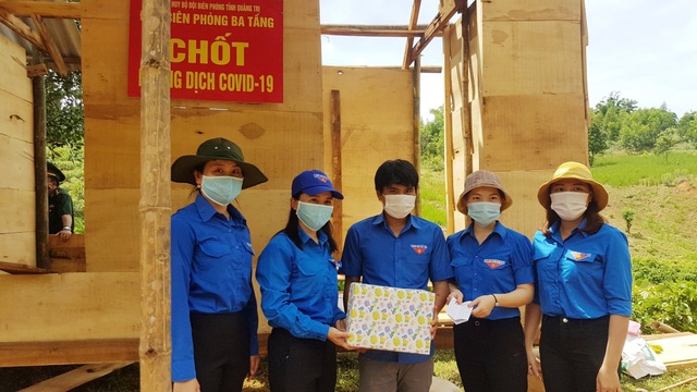 Tỉnh Đoàn tặng quà hỗ trợ các chốt biên phòng trên biên giới Việt – Lào - 3 Tỉnh Đoàn tặng quà hỗ trợ các chốt biên phòng trên biên giới Việt – Lào - 3