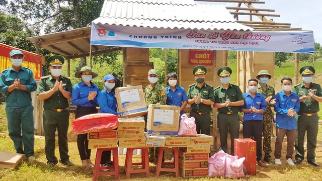 Tỉnh Đoàn tặng quà hỗ trợ các chốt biên phòng trên biên giới Việt – Lào - 2 Tỉnh Đoàn tặng quà hỗ trợ các chốt biên phòng trên biên giới Việt – Lào - 2